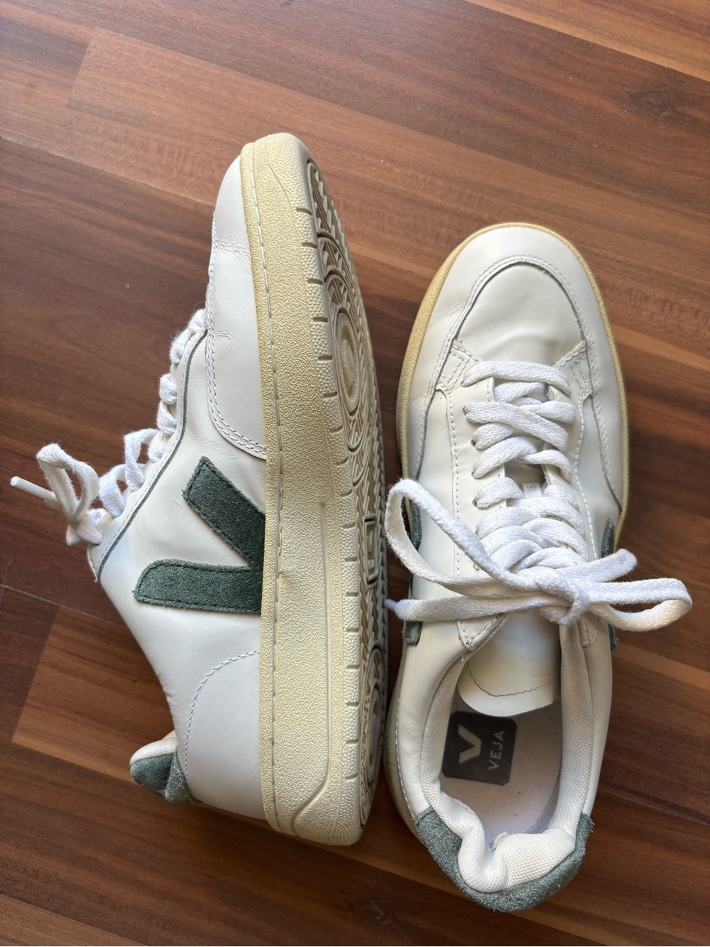 Veja women /Men’s White Sneakers with Green Suede V Logo